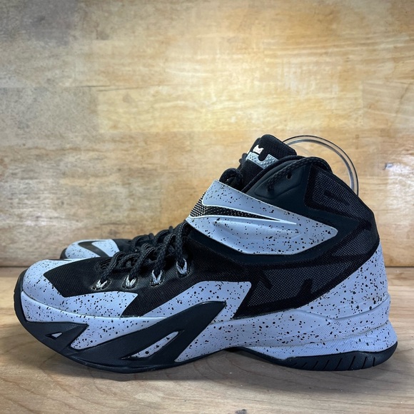 Nike Lebron Zoom Soldier 8 VIII Womens Size 10.5 Basketball Shoes 688579-001 - Picture 3 of 8